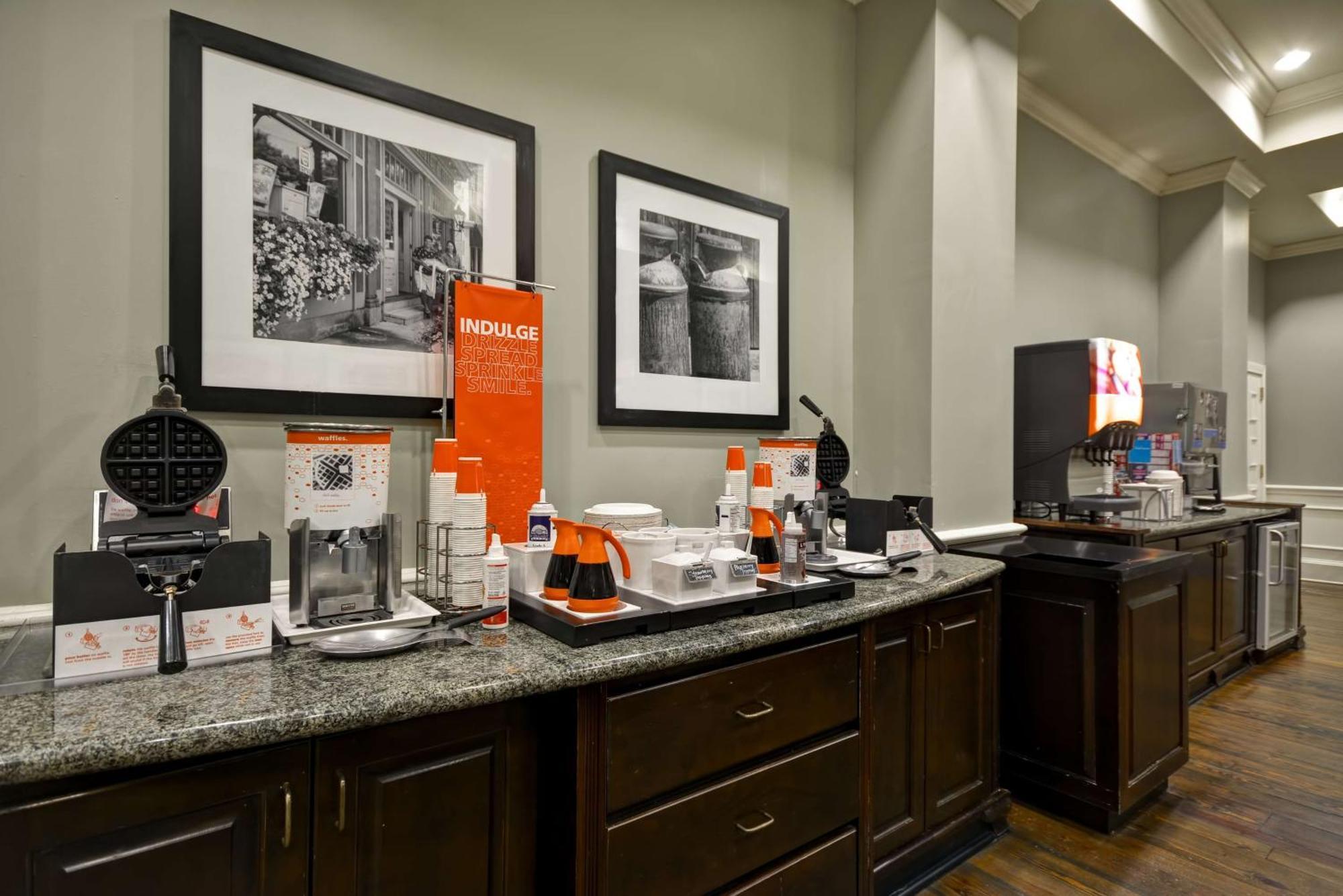 Hampton Inn & Suites Savannah Historic District Екстериор снимка